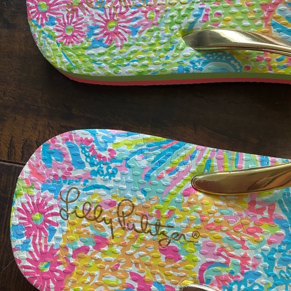 Lily Pulitzer Tropical Floral Golden strap flip flops - Picture 4 of 9